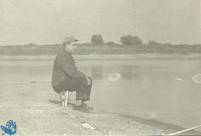 Wędkarz łowiący nad zbiornikiem Studziennabr /Autor: Materiał z archiwum: Zarządu Koła PZW Nr 45 Racibórz-Miasto.